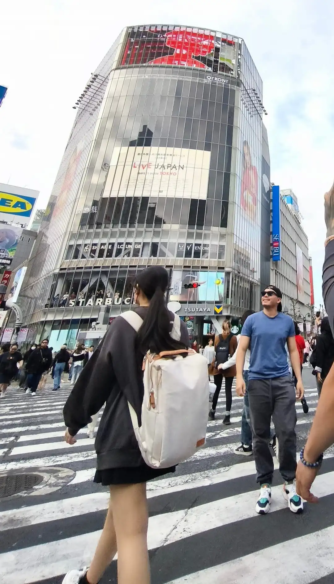 shibuya paso peatonal en japon con capitan polux