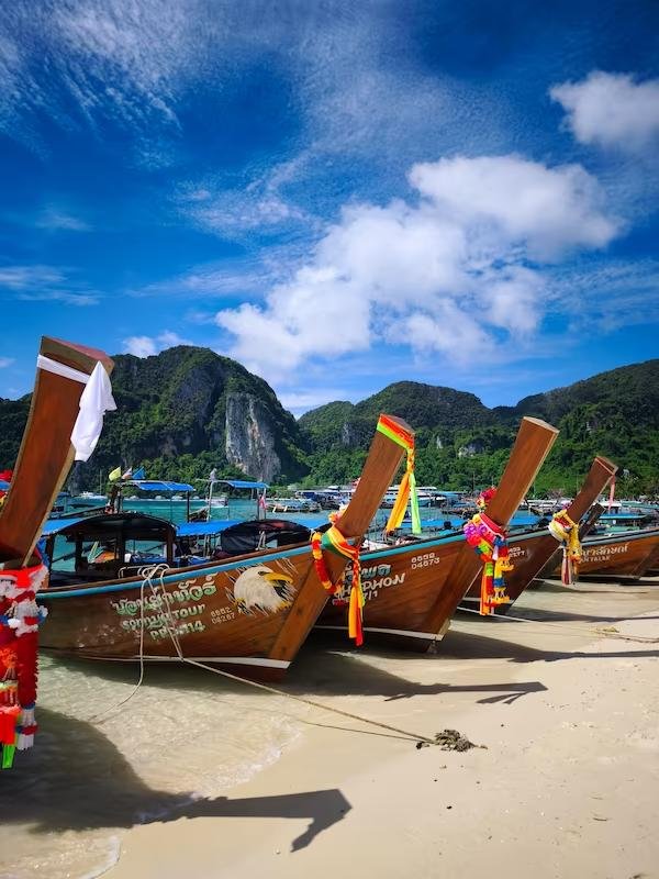 barcos de cola larga en la playa de las islas phi phi en Tailandia | Capitan Polux | Guia privado Internacional